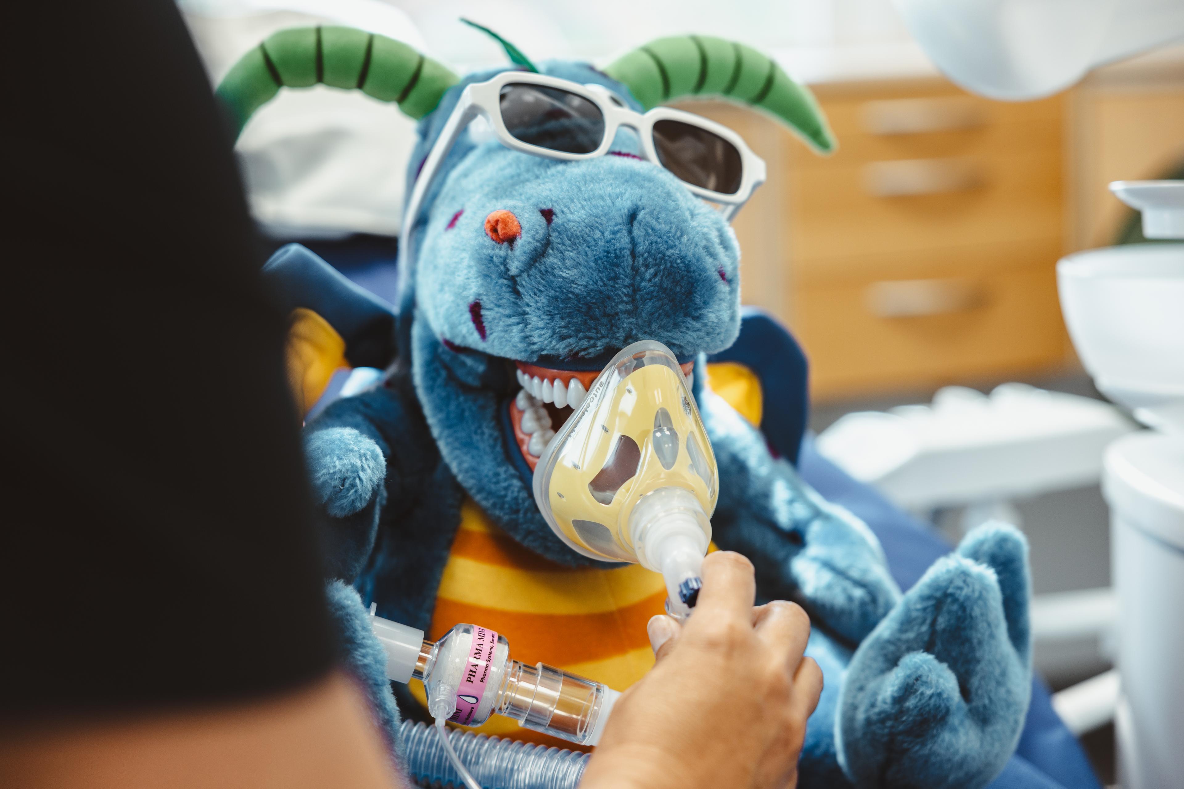 tandläkare leker med barn