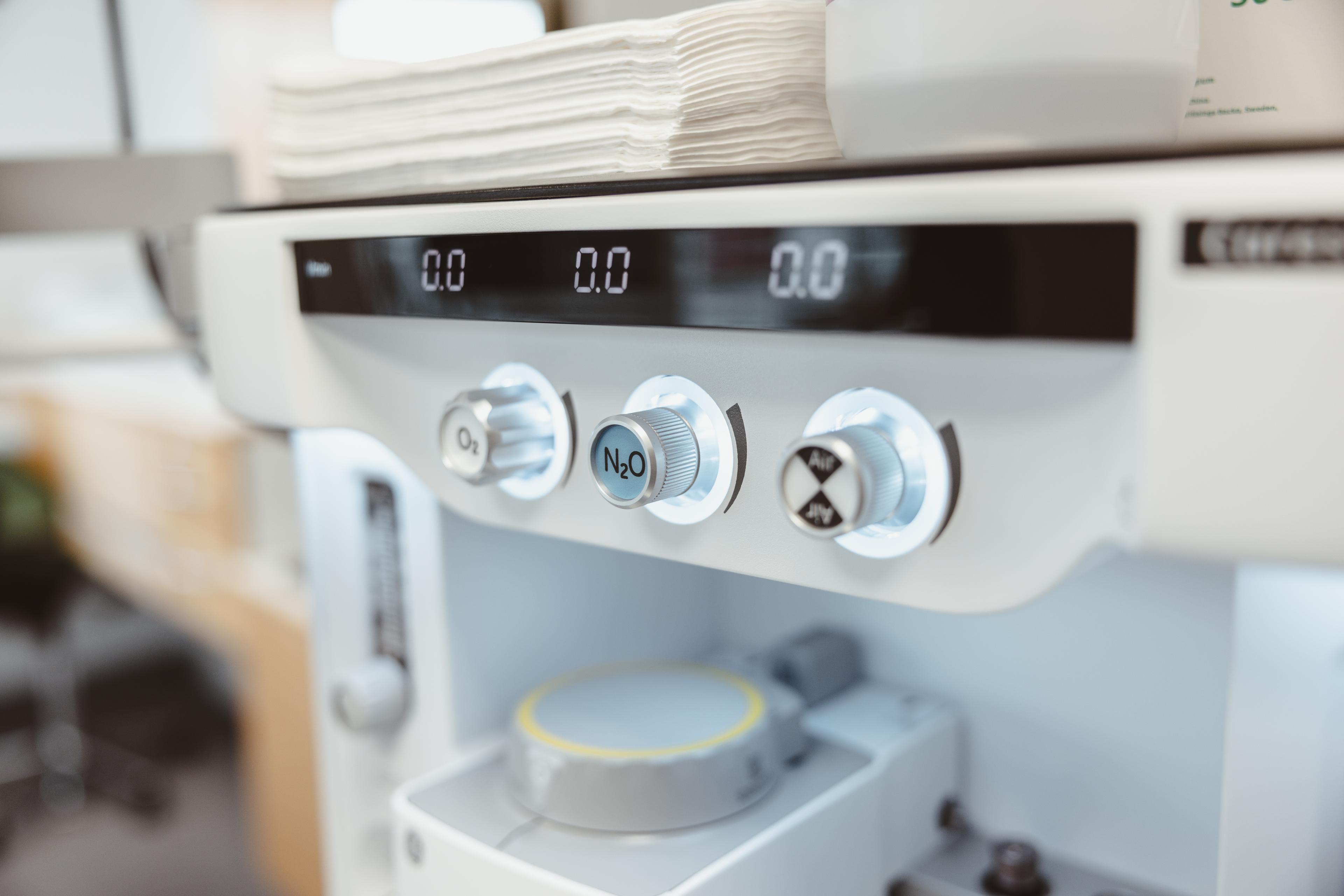 tandläkare visar instrument till barn