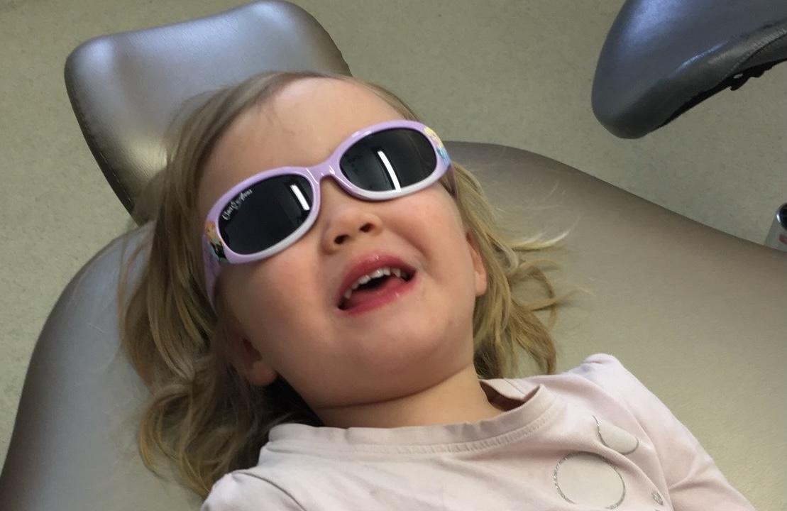 tandläkare visar instrument till barn